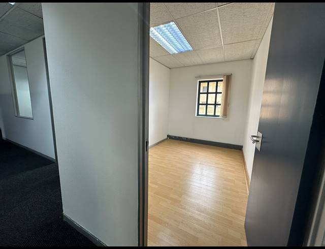 1,910M² OFFICE TO LET IN SUNNINGHILL